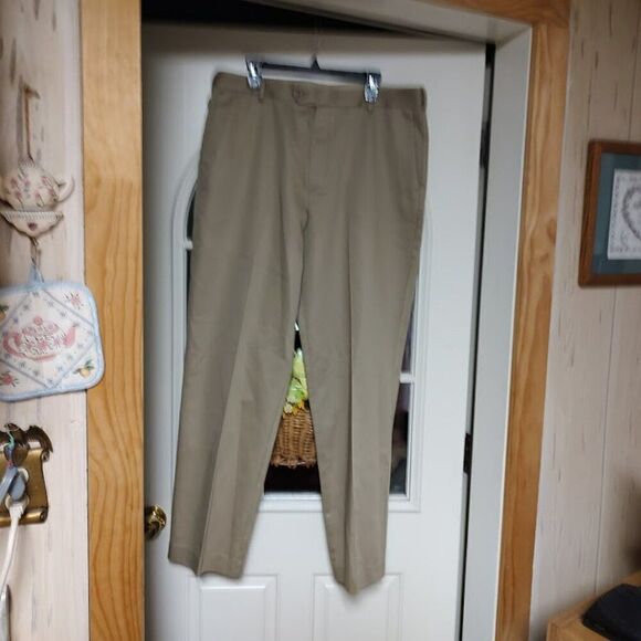 New Dockers Premium Relaxed Fit Never Iron Khaki Pants 36/32 - Picture 1 of 3